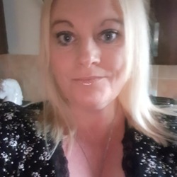 Nikki is looking for singles for a date