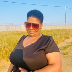 Thandekasodiza is looking for singles for a date